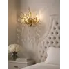Widok łóżka glamour tapicerowanego w stylowo urządzonej sypialni, idealnie łączącego komfort i elegancję. Meble na zamówienie od Primavera Home.