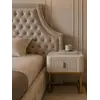 Zbliżenie na wysokie wezgłowie łóżka glamour tapicerowanego, doskonale podkreślające jego styl. Oświetlenie na zamówienie od Primavera Home.