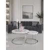 Aranżacja w nowoczesnym salonie z okrągłym stolikiem kawowym srebrnym z marmurowym blatem 2w1, tworzącym elegancką atmosferę. Meble na zamówienie od Primavera Home.