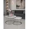 Zbliżenie na marmurowy blat okrągłego stolika kawowego srebrnego 2w1, podkreślające jakość materiałów. Ekspozycja w salonie od Primavera Home.