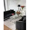 Sofa Glamour Madonna Czarna w ciemnym wnętrzu, kontrastowy design od Primavera Home.