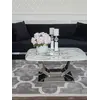 Sofa Glamour Madonna Czarna w designie pokoi gościnnych, elegancka opcja od Primavera Home.