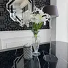 Ekskluzywny stół stalowy KENT w aranżacji z innymi meblami w nowoczesnym stylu. Meble na zamówienie od Primavera Home.