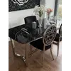 Ekskluzywny stół stalowy KENT w ekspozycji w nowoczesnym salonie. Meble na zamówienie od Primavera Home.