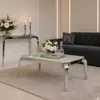 Nowoczesny stolik kawowy ELITE w jasnym salonie. Ekskluzywna ekspozycja od Primavera Home.