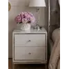 Szafka Nocna Glamour Lorenzo Biała Srebrna Połysk w aranżacji nowoczesnego salonu. Meble na zamówienie od Primavera Home.
