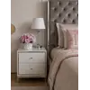 Detal wykończenia Szafki Nocnej Glamour Lorenzo Biała Srebrna Połysk z ręcznie polerowanymi elementami. Meble na zamówienie od Primavera Home.