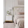 Widok z góry na szafkę nocną, ujawniający jej elegancki kształt od Primavera Home.