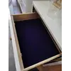 Minimalistyczny design szafki nocnej idealnie pasuje do nowoczesnych wnętrz z Primavera Home.