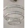 Zawieszony Żyrandol Kryształowy Eclipse L Ring Srebrny na jasnym suficie, stworzone dla eleganckiego wnętrza od Primavera Home.