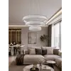 Pięknie oświetlone wnętrze, które podkreśla elegancję żyrandola. Primavera Home.