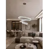 Elegancka perspektywa z boku, idealna na ekspozycję w salonie. Żyrandol kryształowy od Primavera Home.