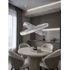 Perspektywiczne ujęcie Żyrandola Kryształowego Srebrnego Dwupoziomowego Crystal L w eleganckim otoczeniu. Aranżacja nowoczesnego wnętrza od Primavera Home.