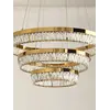 Żyrandol kryształowy złoty BELLINI XL w aranżacji nowoczesnego salonu. Ekskluzywna lampa od Primavera Home.