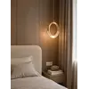 Żyrandol Kryształowy Złoty Round Single prezentowany nad eleganckim stołem. Lampa od Primavera Home idealna do jadalni.