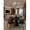 Designerskie Krzesło Wing – Drewno i Czarny Stelaż w aranżacji salonu. Ekspozycja w salonie od Primavera Home.