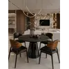 Designerskie Krzesło Wing – Drewno i Czarny Stelaż w komplecie z innymi meblami. Aranżacja nowoczesnego wnętrza od Primavera Home.