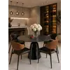 Designerskie Krzesło Wing – Drewno i Czarny Stelaż w showroomie. Detal wykończenia od Primavera Home.