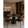 Designerskie Krzesło Wing – Drewno i Czarny Stelaż ujęcie w perspektywie. Ekspozycja w salonie od Primavera Home.