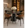 Designerskie Krzesło Wing – Drewno i Czarny Stelaż z boku. Detal wykończenia od Primavera Home.