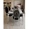 Ekskluzywne krzesło w aranżacji nowoczesnego salonu, dodające elegancji całej przestrzeni. Ekspozycja w salonie od Primavera Home.