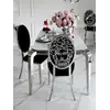 Widok z tyłu krzesła, ukazujący elegancki kształt i stylowy wygląd. Aranżacja nowoczesnego wnętrza od Primavera Home.
