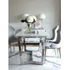Osoba siedząca na ekskluzywnym krześle do jadalni glamour w nowoczesnym wnętrzu. Meble na zamówienie od Primavera Home.