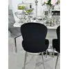Ekskluzywne krzesło do jadalni glamour w ciemnym wnętrzu, podkreślające jego elegancję i styl od Primavera Home.