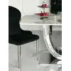 Widok od tyłu na ekskluzywne krzesło do jadalni glamour, które doskonale wpisuje się w eleganckie wnętrze od Primavera Home.