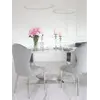 Ekskluzywne krzesło do jadalni glamour obok okna. Oświetlenie na zamówienie od Primavera Home.