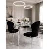 Zbliżenie na materiał aksamitny ekskluzywnego krzesła do jadalni glamour, doskonałe jako część aranżacji nowoczesnego wnętrza od Primavera Home.