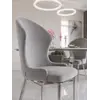 Cztery ekskluzywne krzesła do jadalni glamour ustawione razem. Ekspozycja w salonie od Primavera Home.
