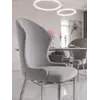 Ekskluzywne krzesło do jadalni glamour w ekspozycji showroomowej. Meble na zamówienie od Primavera Home.