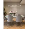 Ekskluzywne krzesło do jadalni glamour przy intymnym oświetleniu. Ekspozycja w salonie od Primavera Home.