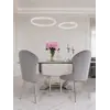 Ekskluzywne krzesło do jadalni glamour ukazane z boku. Detal wykończenia od Primavera Home.