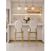 Hoker MEDALION Glamour Nowojorski Biało-Złoty uchwycony z boku. Detal wykończenia akcentujący styl od Primavera Home.