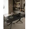 Stół umieszczony na tle eleganckiego salonu, idealnego dla nowoczesnych domów od Primavera Home.