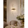 Kinkiet kryształowy LUCY w ekspozycji w showroomie, podkreślający jego luksusowy charakter. Produkty od Primavera Home.
