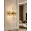 Kinkiet kryształowy, złoty, glamour, designerska lampa ścienna LUCY przedstawiony z boku. Eksponowane detale wykończenia od Primavera Home.