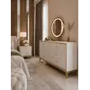 Zbliżenie na detal wykończenia komody glamour LORENZO M na stalowych nogach złota biała od Primavera Home.