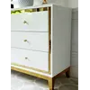 Komoda glamour LORENZO M na stalowych nogach złota biała w aranżacji nawiązującej do męskiego stylu, od Primavera Home.