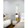Komoda glamour LORENZO M na stalowych nogach złota biała na środku pokoju, nowoczesny design od Primavera Home.