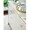 Komoda glamour LORENZO M na stalowych nogach złota biała umieszczona przy ścianie, stworzone przez Primavera Home.