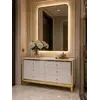 Zbliżenie na powierzchnię komody glamour LORENZO M, prezentującej wysoki połysk od Primavera Home.