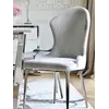 Detal stalowych nóg ekskluzywnego krzesła do jadalni glamour. Detal wykończenia od Primavera Home.