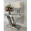 Konsola glamour srebrna, nowoczesna, blat biały marmur, do przedpokoju LV COLLECTION OUTLET z lustrem w tle. Dbałość o detal wykończenia od Primavera Home.