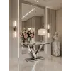 Konsola glamour srebrna, nowoczesna, blat biały marmur, do przedpokoju LV COLLECTION OUTLET w aranżacji nowoczesnego przedpokoju. Ekspozycja w salonie od Primavera Home.