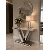 Konsola glamour srebrna, nowoczesna, blat biały marmur, do przedpokoju LV COLLECTION OUTLET w ciekawym ujęciu perspektywicznym. Meble na zamówienie od Primavera Home.