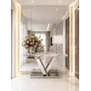 Konsola glamour srebrna, nowoczesna, blat biały marmur, do przedpokoju LV COLLECTION OUTLET przedstawiona z boku. Ekspozycja w salonie od Primavera Home.