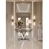 Konsola glamour srebrna, nowoczesna, blat biały marmur, do przedpokoju LV COLLECTION OUTLET w zbliżeniu, eksponująca teksturę materiałów. Aranżacja nowoczesnego wnętrza od Primavera Home.